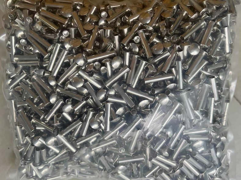 Nuote Metals skickar halvtubulära nitar till Mexiko – för hopfällbara möbler, 24 timmars saltspray