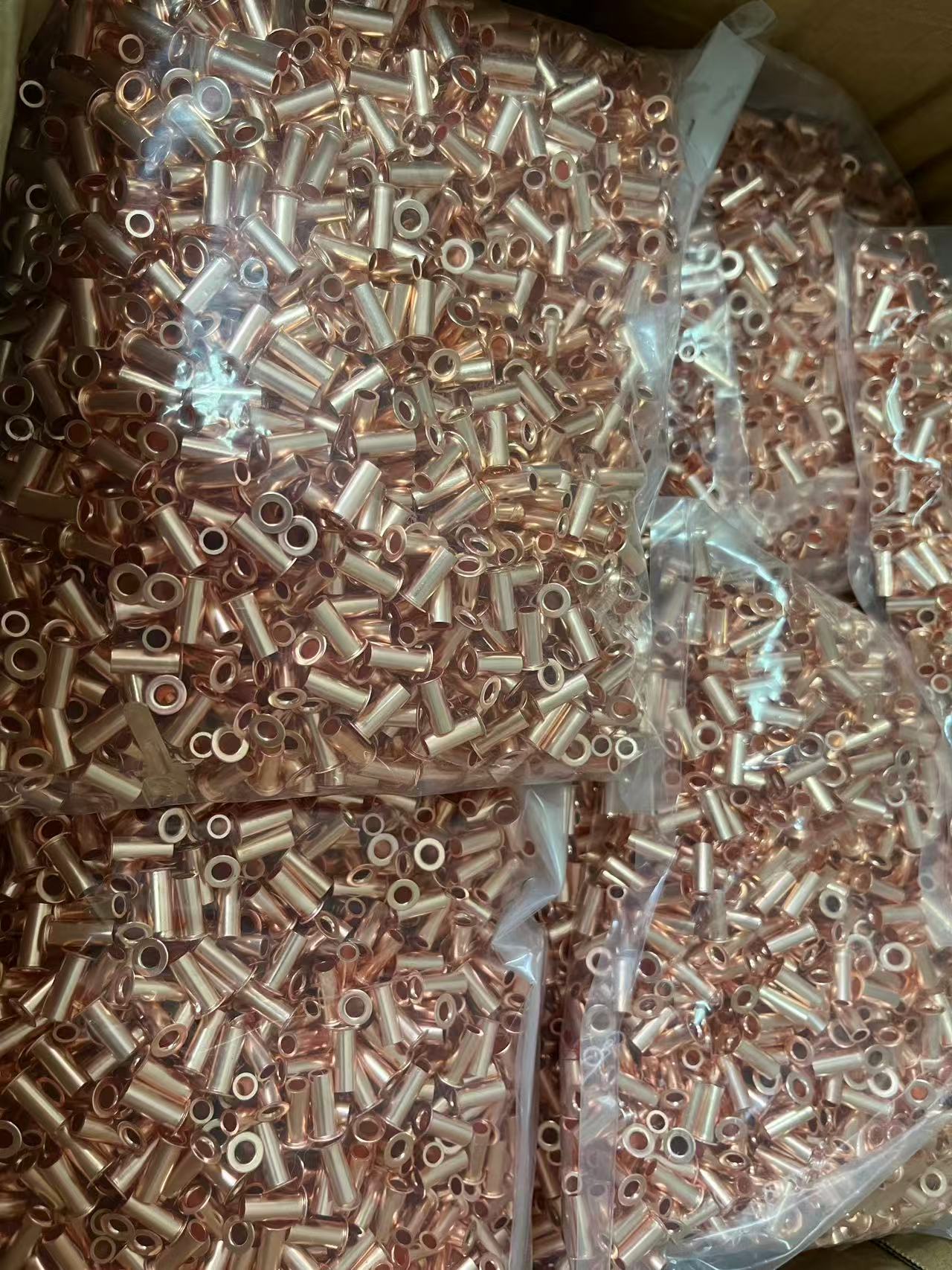 Nuote Metals skickar DIN 7340 A kopparrörnitar till Ungern – liten sats, full precision